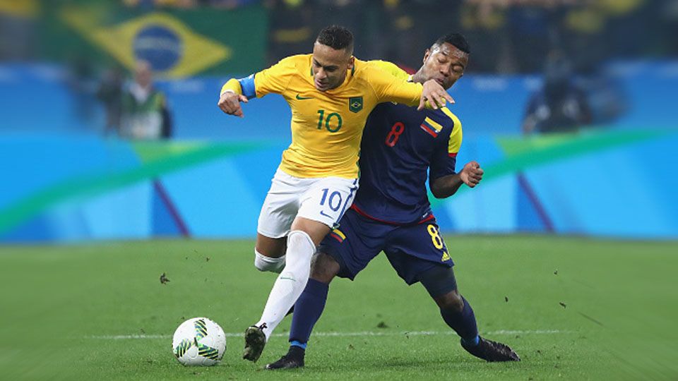 Neymar berebut bola dengan Dorlan Pabon. Copyright: © Robert Cianflone/Getty Images